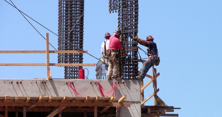 Gestes et postures : ouvriers sur chantier