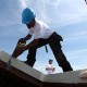 Gestes et postures : ouvrier sur un toit